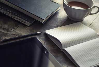 虎扑体育-很沮丧！东契奇左腿筋不适回更衣室时 怒踢场边广告牌