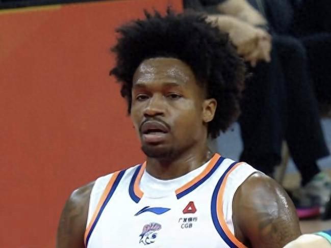 虎扑篮球-张镇麟22分上海40分大胜广东，上海目标冠军广东已经含糊