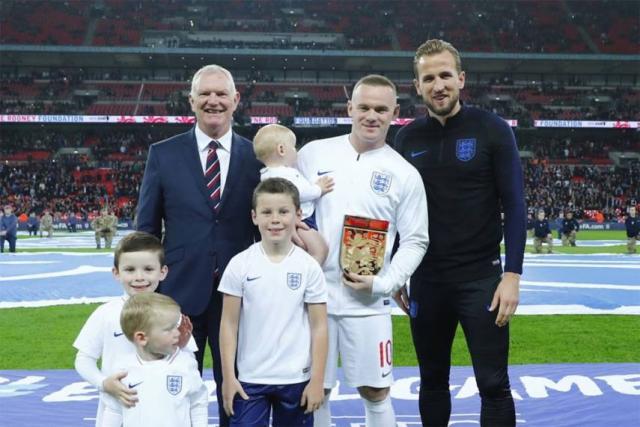 1610764290122080690.jpg Wayne-Rooney-Farewell-Roone_571_855.jpg